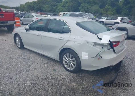 2022 Toyota Camry Le z USA, uszkodzony, nr VIN 4T1C11AK4NU018254